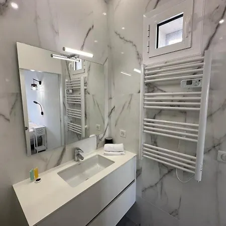 B080- A L'etroit A L'hotel Bienvenue Chez Nous * 戛纳