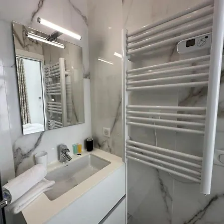 B080- A L'etroit A L'hotel Bienvenue Chez Nous 公寓 戛纳