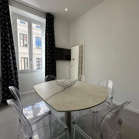 B080- A L'etroit A L'hotel Bienvenue Chez Nous *