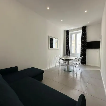 B080- A L'etroit A L'hotel Bienvenue Chez Nous *