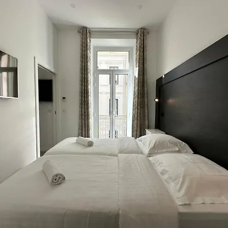 B080- A L'etroit A L'hotel Bienvenue Chez Nous * 戛纳