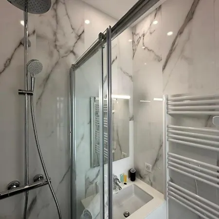 B080- A L'etroit A L'hotel Bienvenue Chez Nous 公寓 戛纳